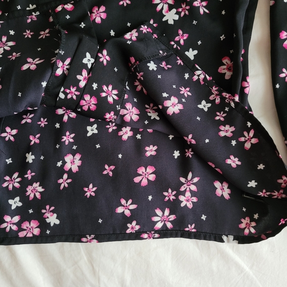 Cupcakes and Cashmere Sapphire Long Sleeve Floral Print Button Front Blo… - Picture 11 of 15
